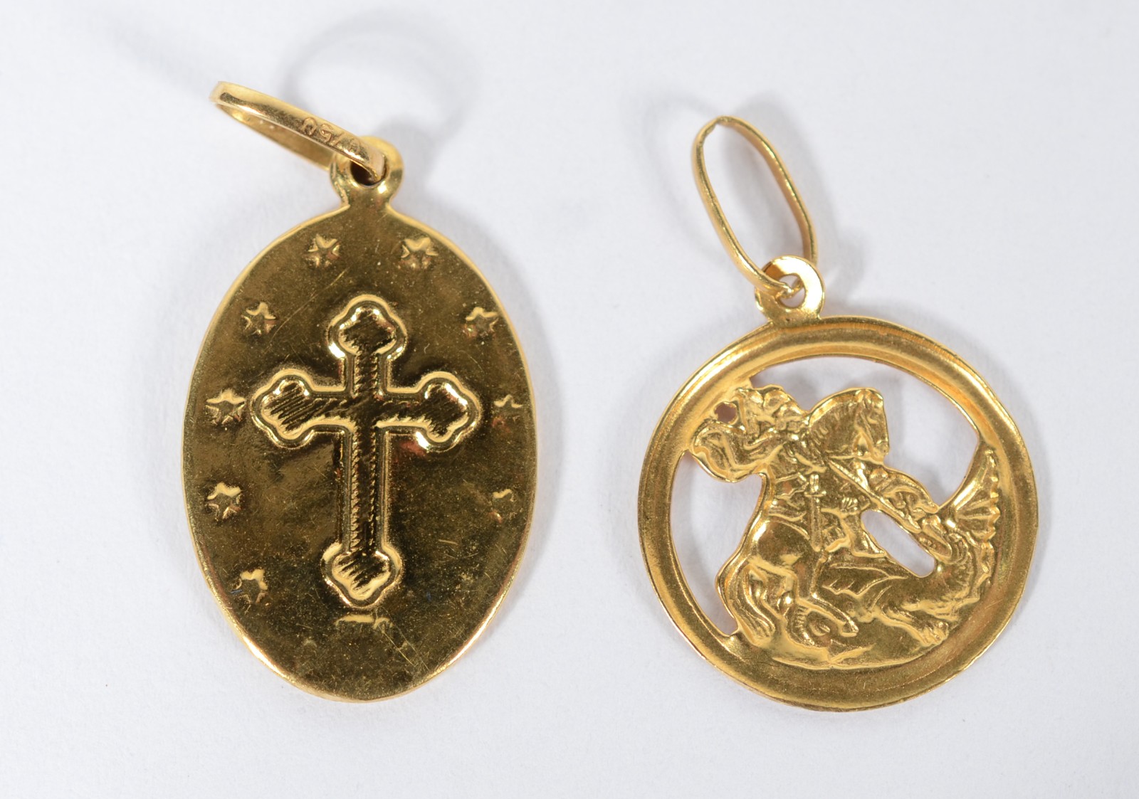 Dois pendentes "medalhas" de ouro 18 k., representando São Judas... - foto 2 de 2