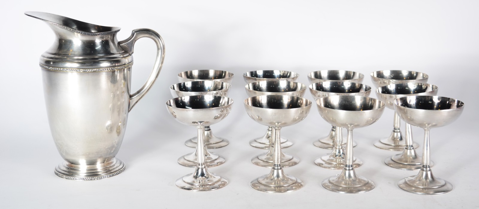 Conjunto de metal prateado, composto de: 12 taças para sorvete e... - foto 1 de 9