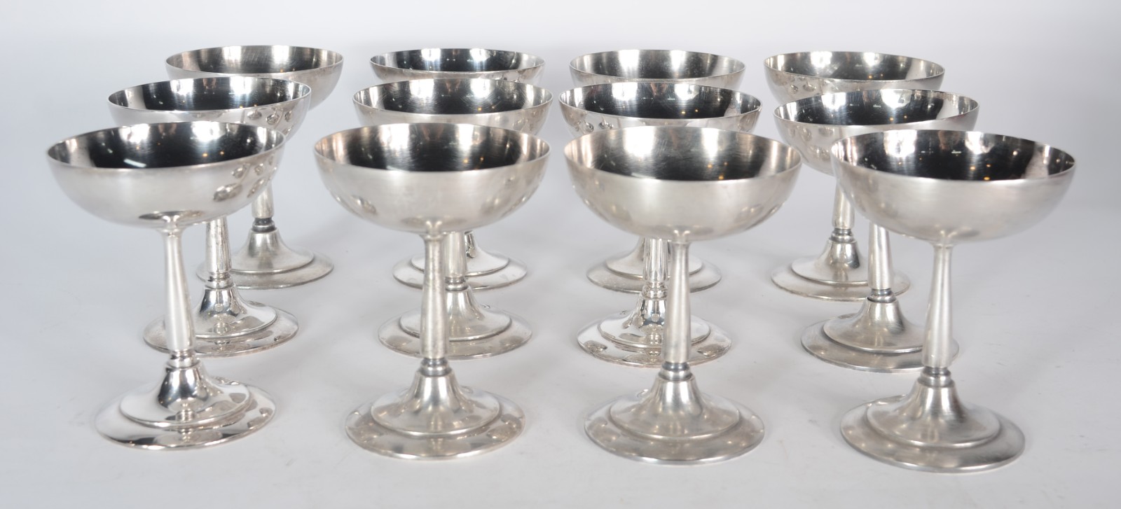 Conjunto de metal prateado, composto de: 12 taças para sorvete e... - foto 2 de 9