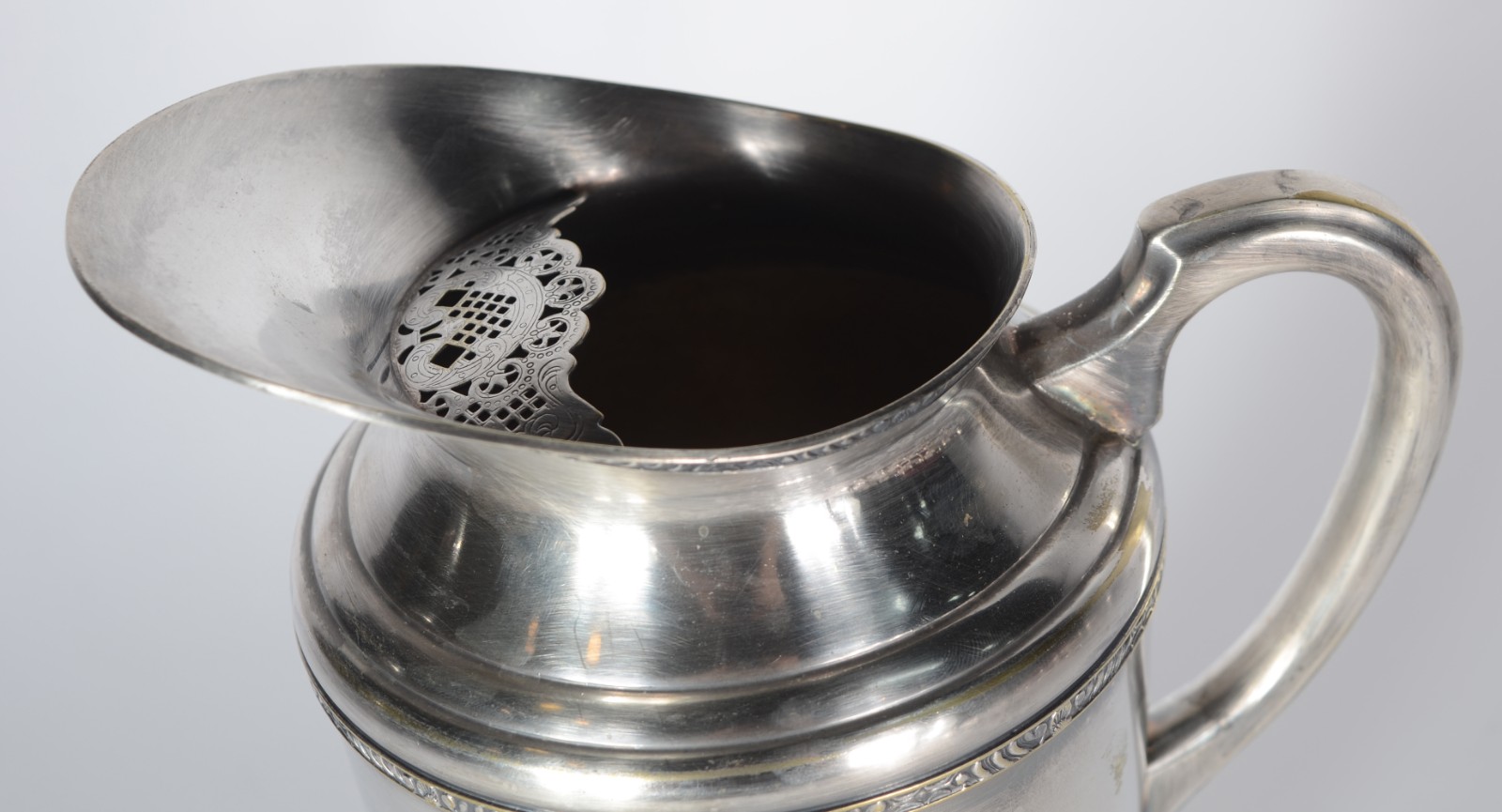 Conjunto de metal prateado, composto de: 12 taças para sorvete e... - foto 7 de 9