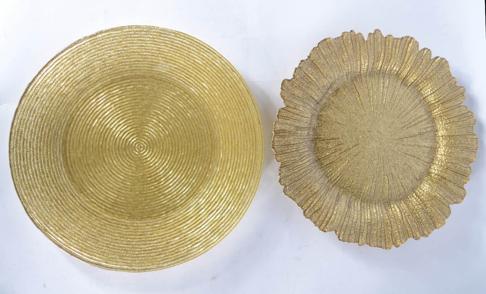 Dois pratos de vidro decorativo em tons de dourado. - foto 1 de 2