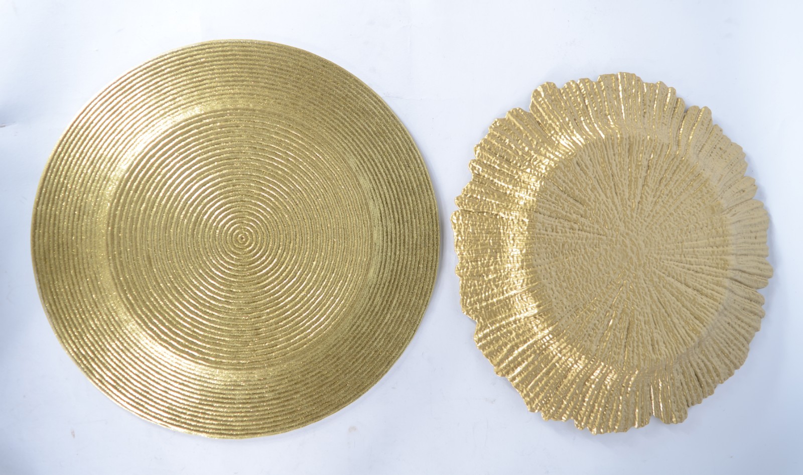 Dois pratos de vidro decorativo em tons de dourado. - foto 2 de 2