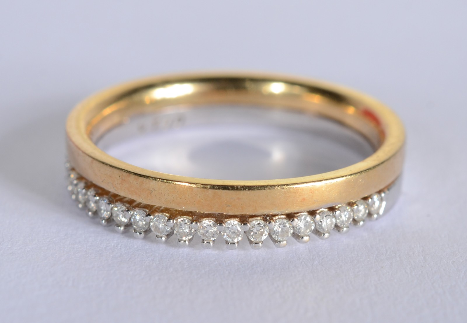 Anel de ouro 18 k., contraste 750 mls com um aro cravejado de... - foto 2 de 6