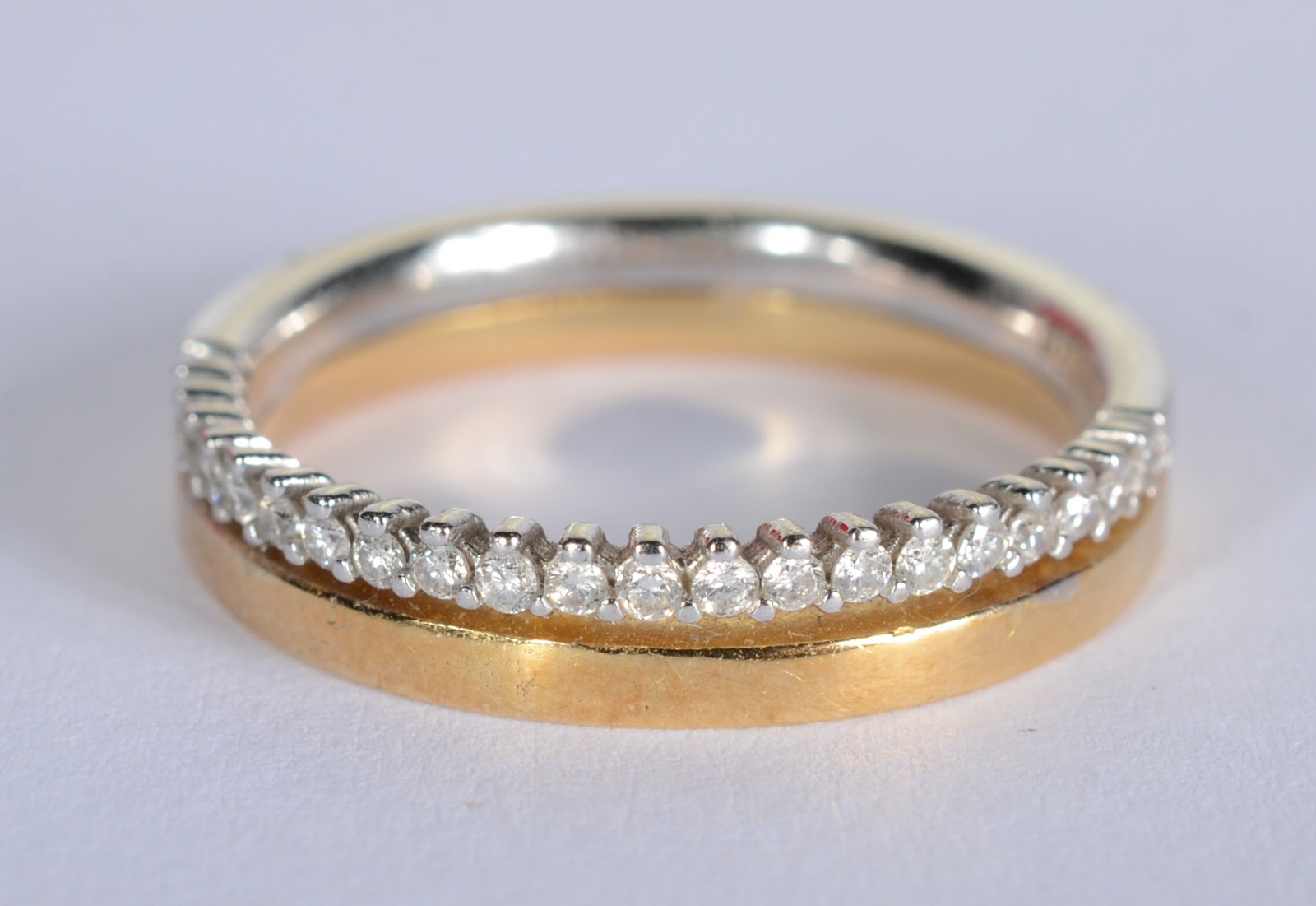 Anel de ouro 18 k., contraste 750 mls com um aro cravejado de... - foto 1 de 6
