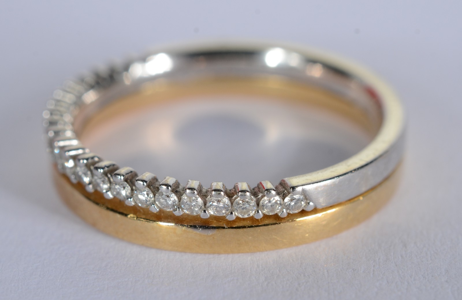Anel de ouro 18 k., contraste 750 mls com um aro cravejado de... - foto 3 de 6