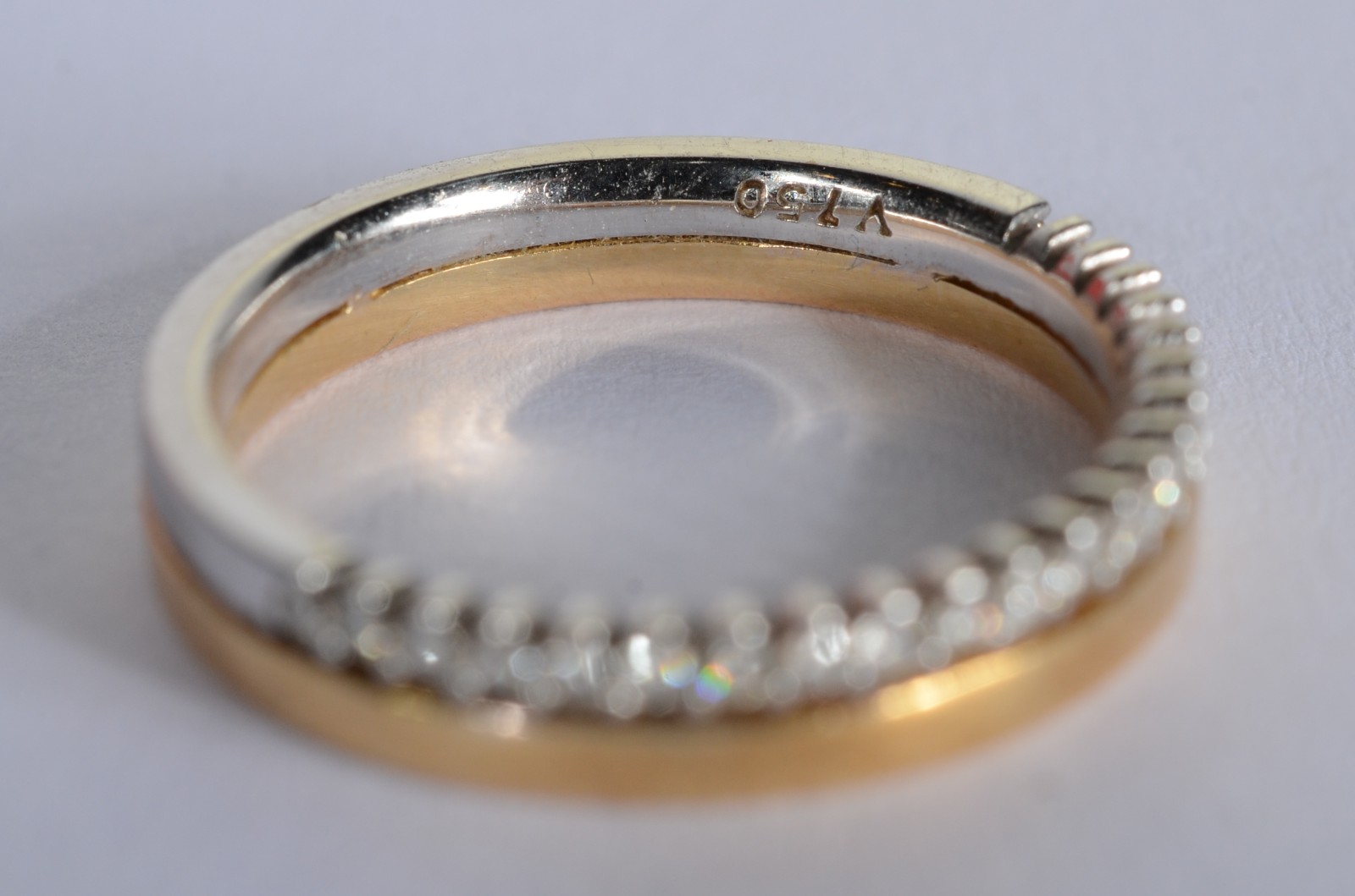 Anel de ouro 18 k., contraste 750 mls com um aro cravejado de... - foto 4 de 6