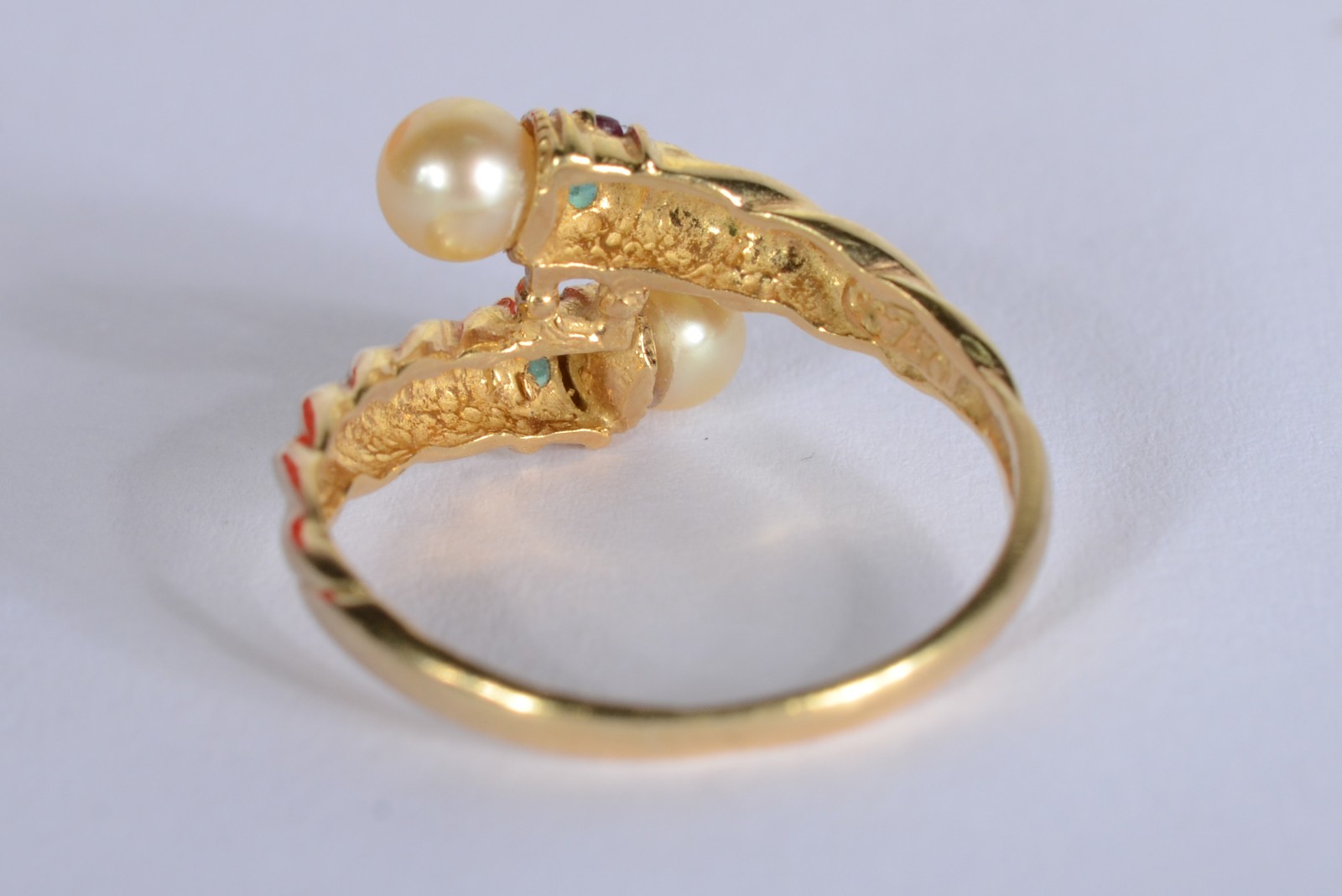 Anel de ouro 18 k., contraste 750 mls com duas perolas e brilhantes... - foto 3 de 5