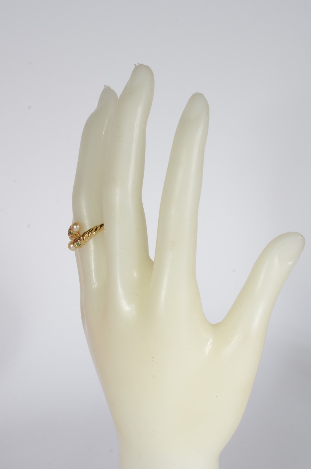 Anel de ouro 18 k., contraste 750 mls com duas perolas e brilhantes... - foto 5 de 5