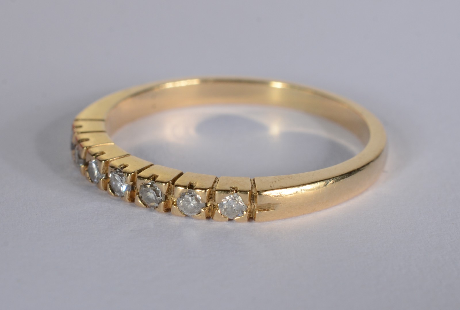 Meia aliança de ouro 18 k., contraste 750 mls com sete brilhantes de... - foto 2 de 5