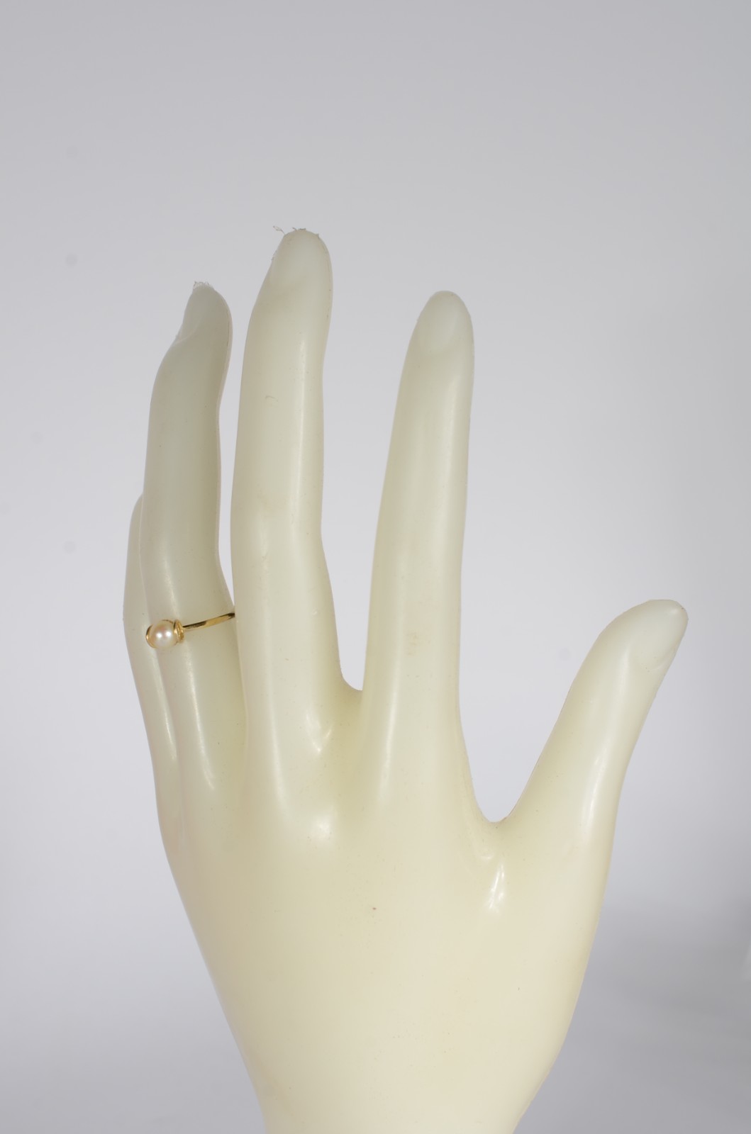 Anel de ouro 18 k., com perola, contraste 750 mls, aro 11. (Por... - foto 4 de 5