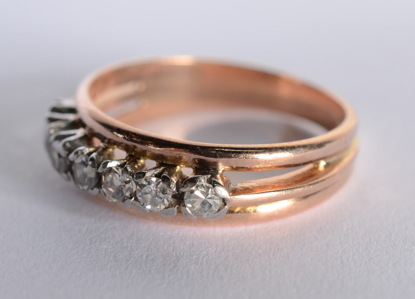 Anel de ouro 18 k., contraste 750 mls com sete brilhantes de 0,05 ct... - foto 2 de 5