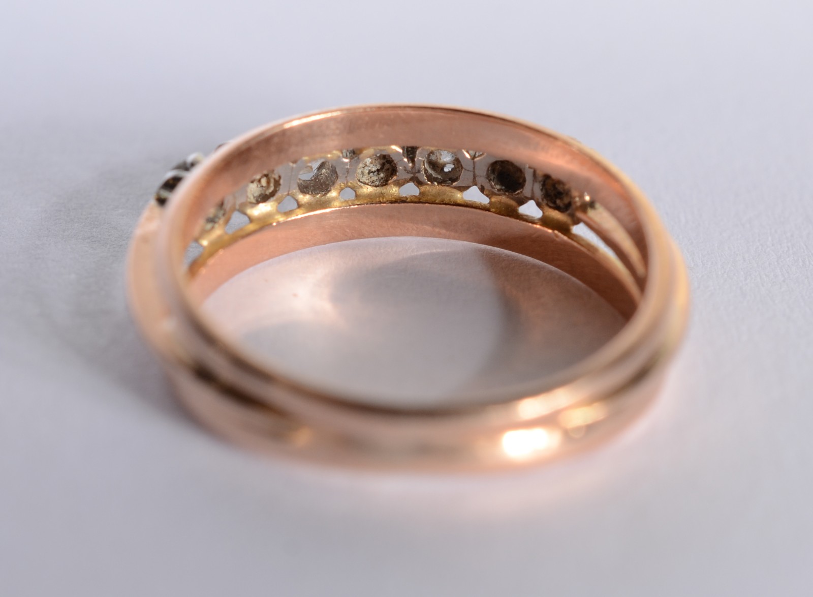 Anel de ouro 18 k., contraste 750 mls com sete brilhantes de 0,05 ct... - foto 3 de 5