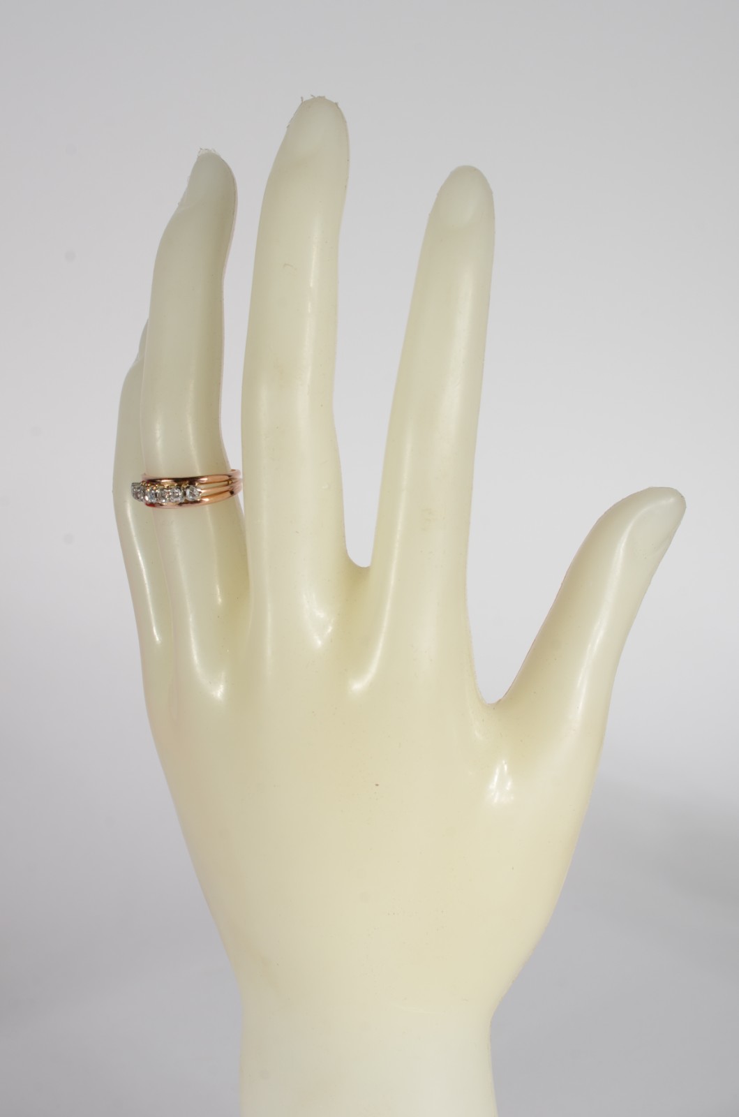 Anel de ouro 18 k., contraste 750 mls com sete brilhantes de 0,05 ct... - foto 4 de 5