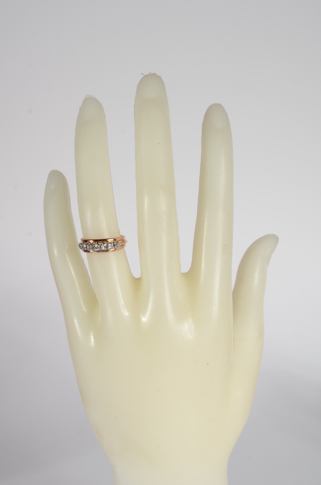 Anel de ouro 18 k., contraste 750 mls com sete brilhantes de 0,05 ct... - foto 5 de 5