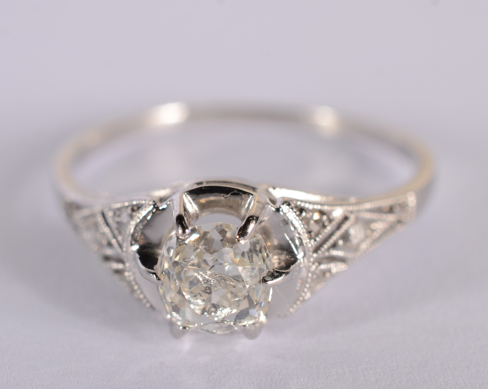 Solitário de ouro branco com um brilhante central de 0,60 ct e mini... - foto 1 de 5