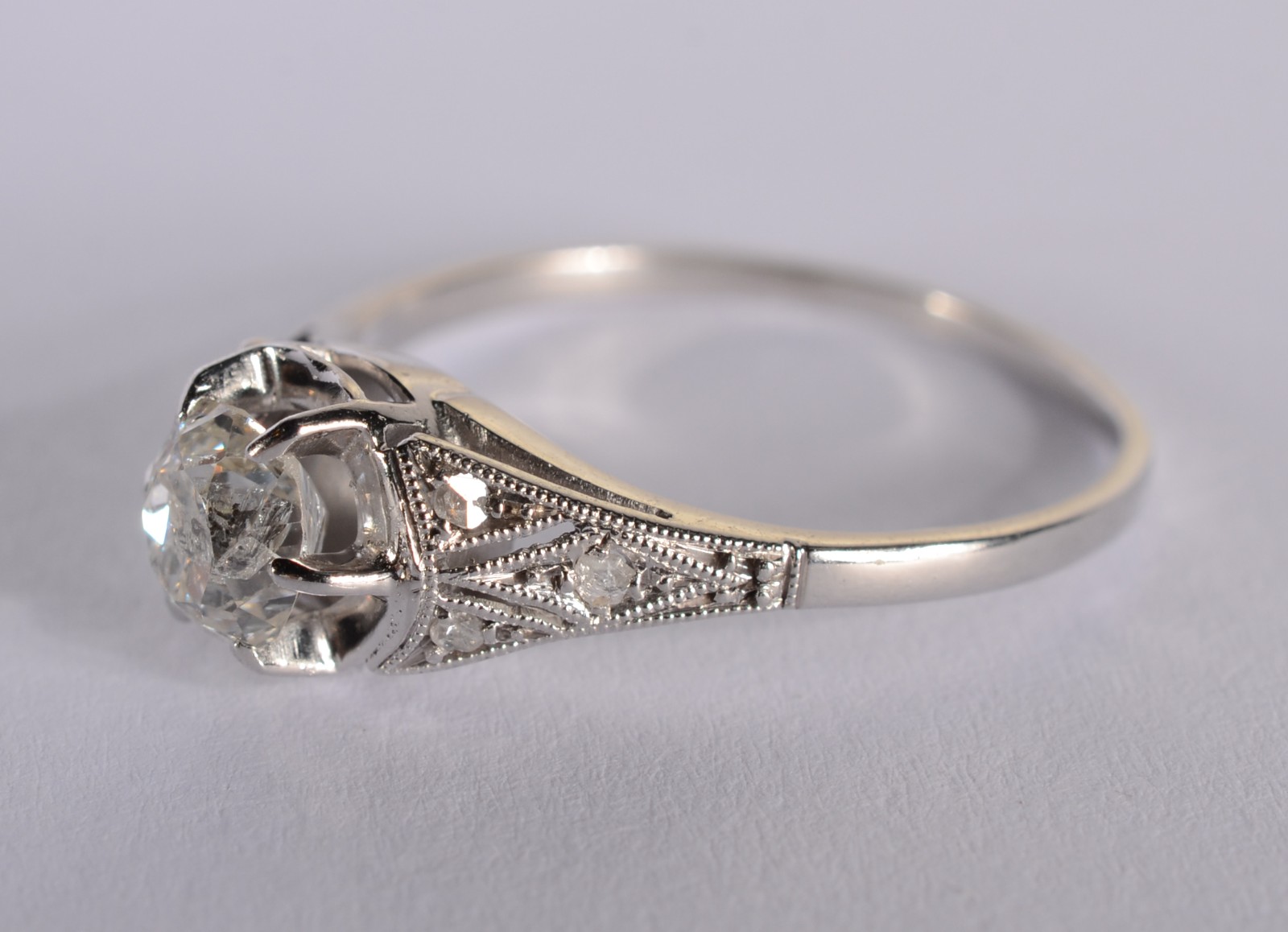 Solitário de ouro branco com um brilhante central de 0,60 ct e mini... - foto 2 de 5