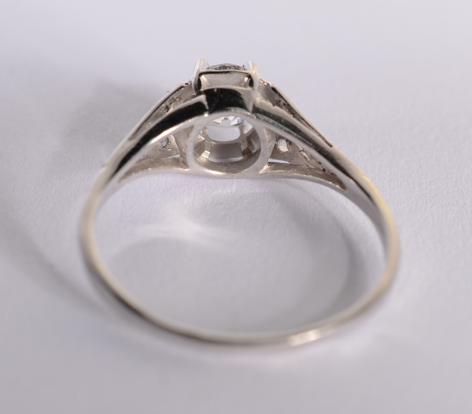 Solitário de ouro branco com um brilhante central de 0,60 ct e mini... - foto 3 de 5