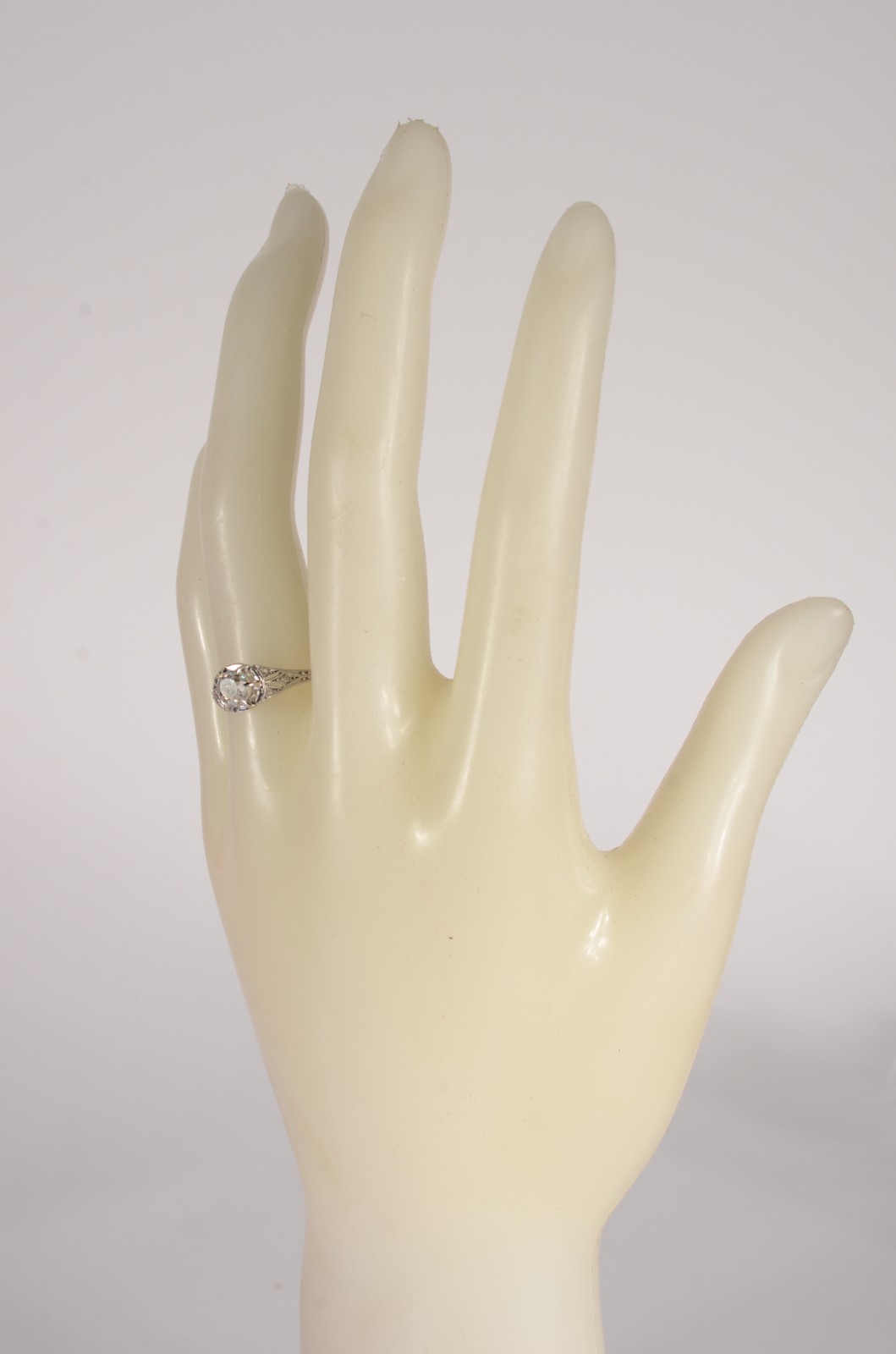 Solitário de ouro branco com um brilhante central de 0,60 ct e mini... - foto 4 de 5