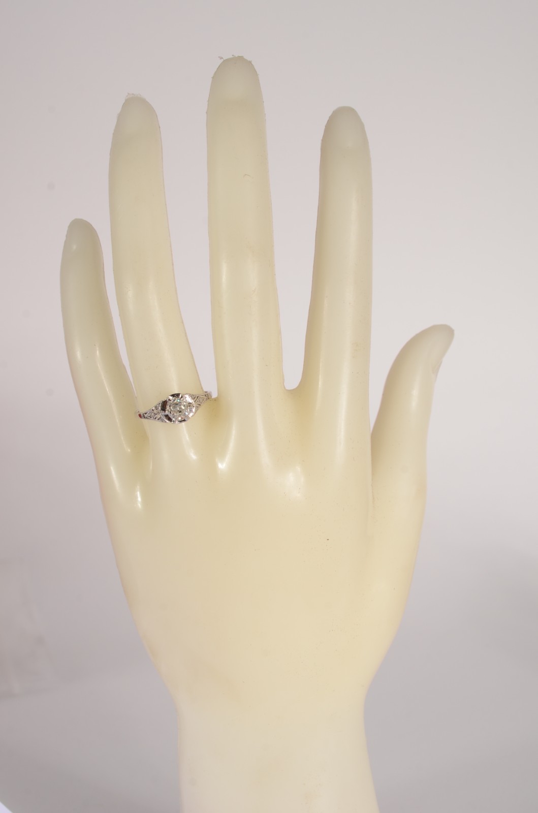Solitário de ouro branco com um brilhante central de 0,60 ct e mini... - foto 5 de 5