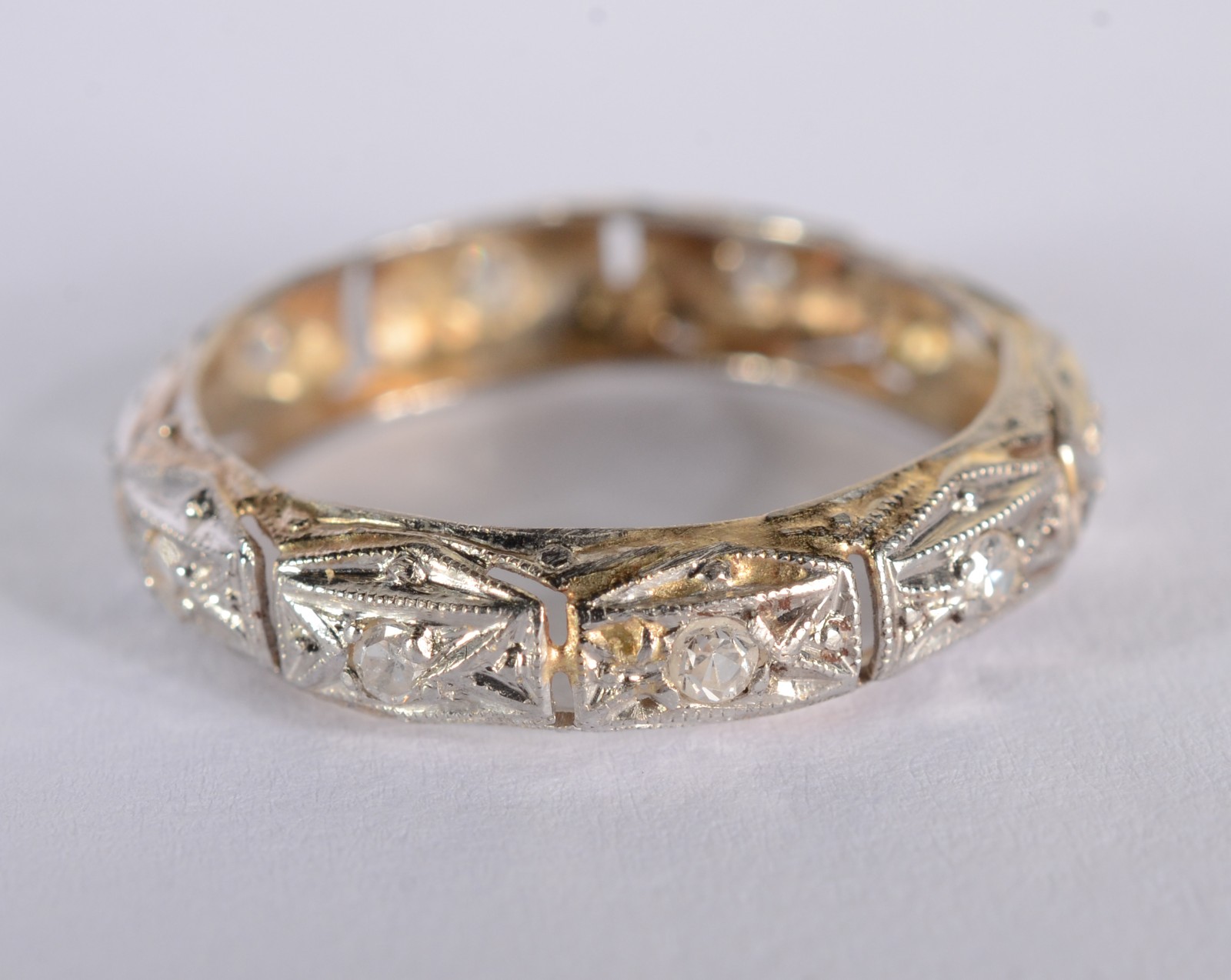 Aliança de ouro branco com brilhantes, aro 15. (Por motivos de... - foto 1 de 4
