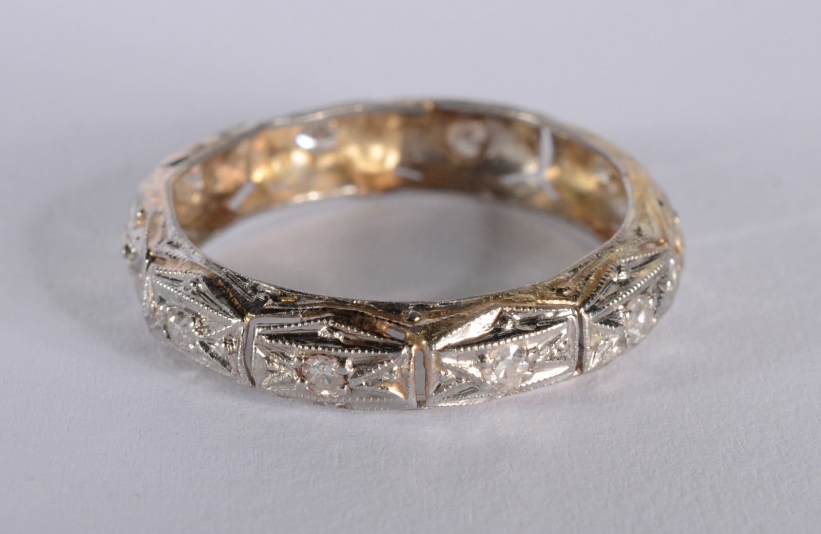 Aliança de ouro branco com brilhantes, aro 15. (Por motivos de... - foto 2 de 4
