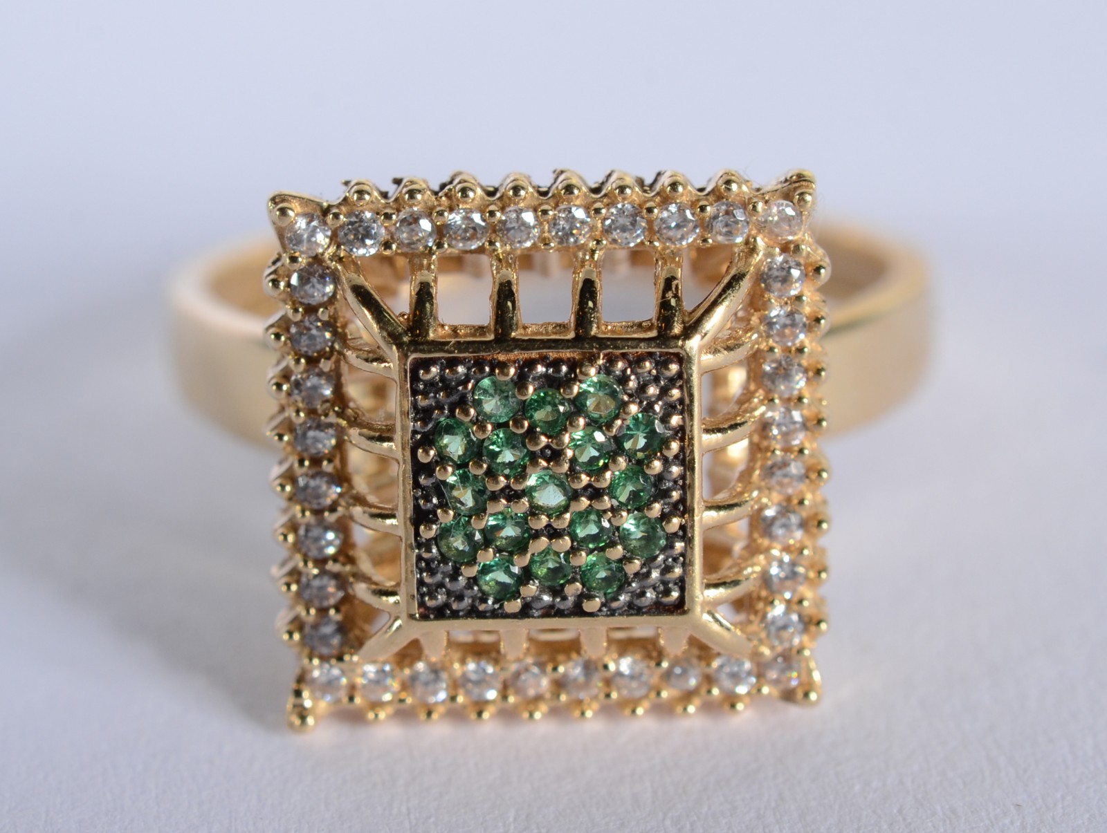 Anel de ouro 18 k., contraste 750 mls com mini brilhantes e... - foto 1 de 6