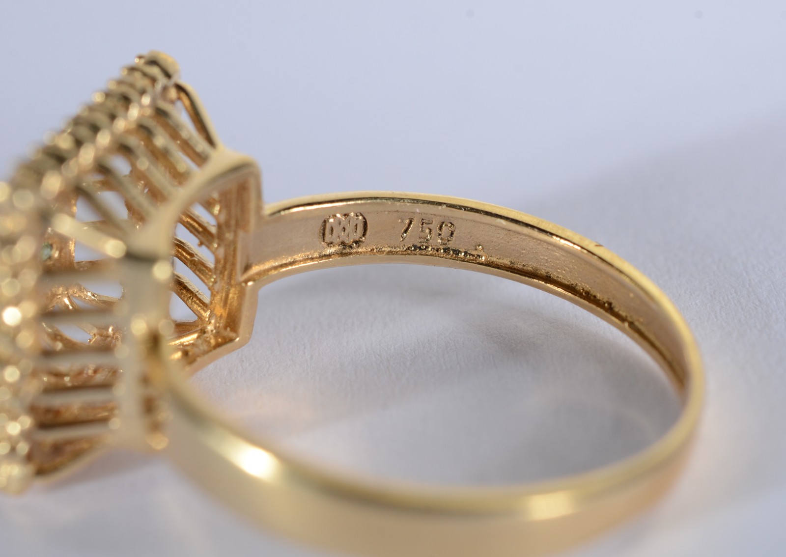Anel de ouro 18 k., contraste 750 mls com mini brilhantes e... - foto 4 de 6