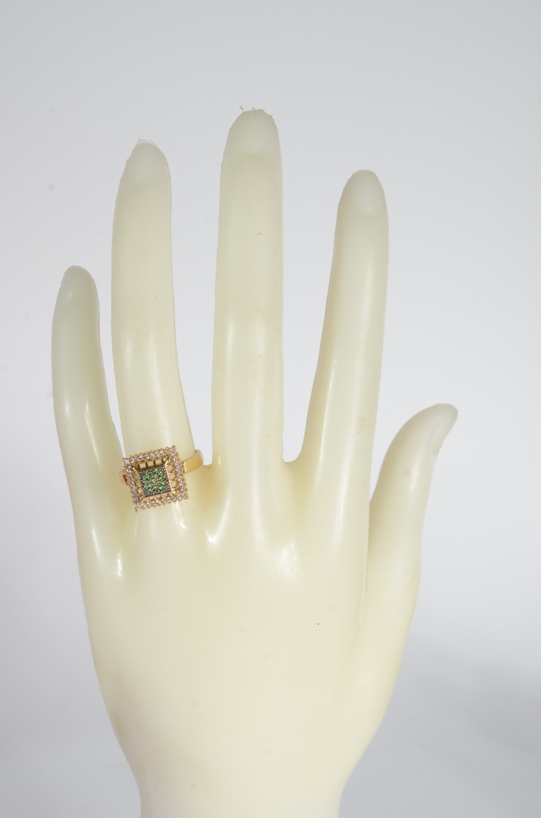 Anel de ouro 18 k., contraste 750 mls com mini brilhantes e... - foto 5 de 6