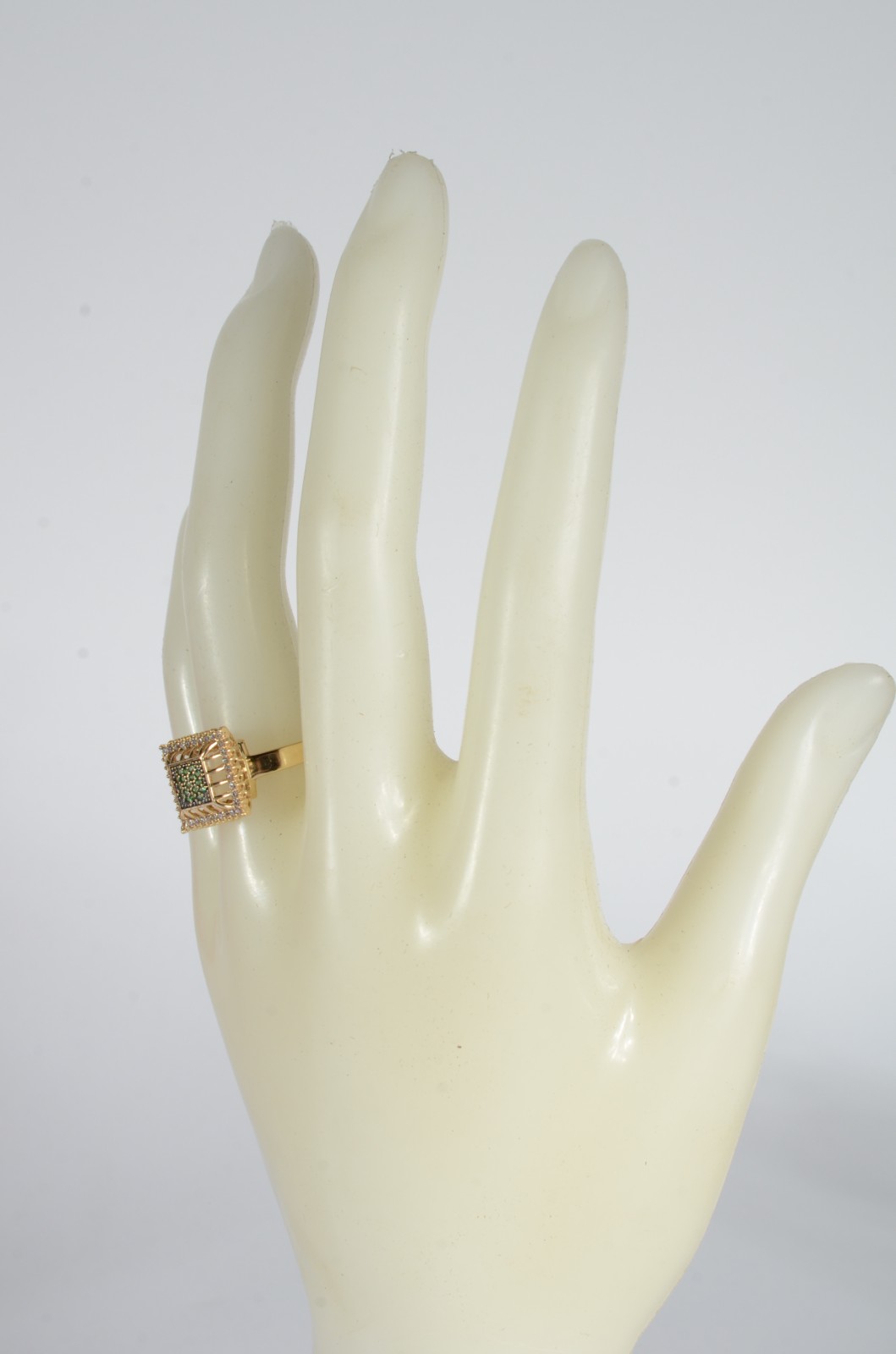 Anel de ouro 18 k., contraste 750 mls com mini brilhantes e... - foto 6 de 6
