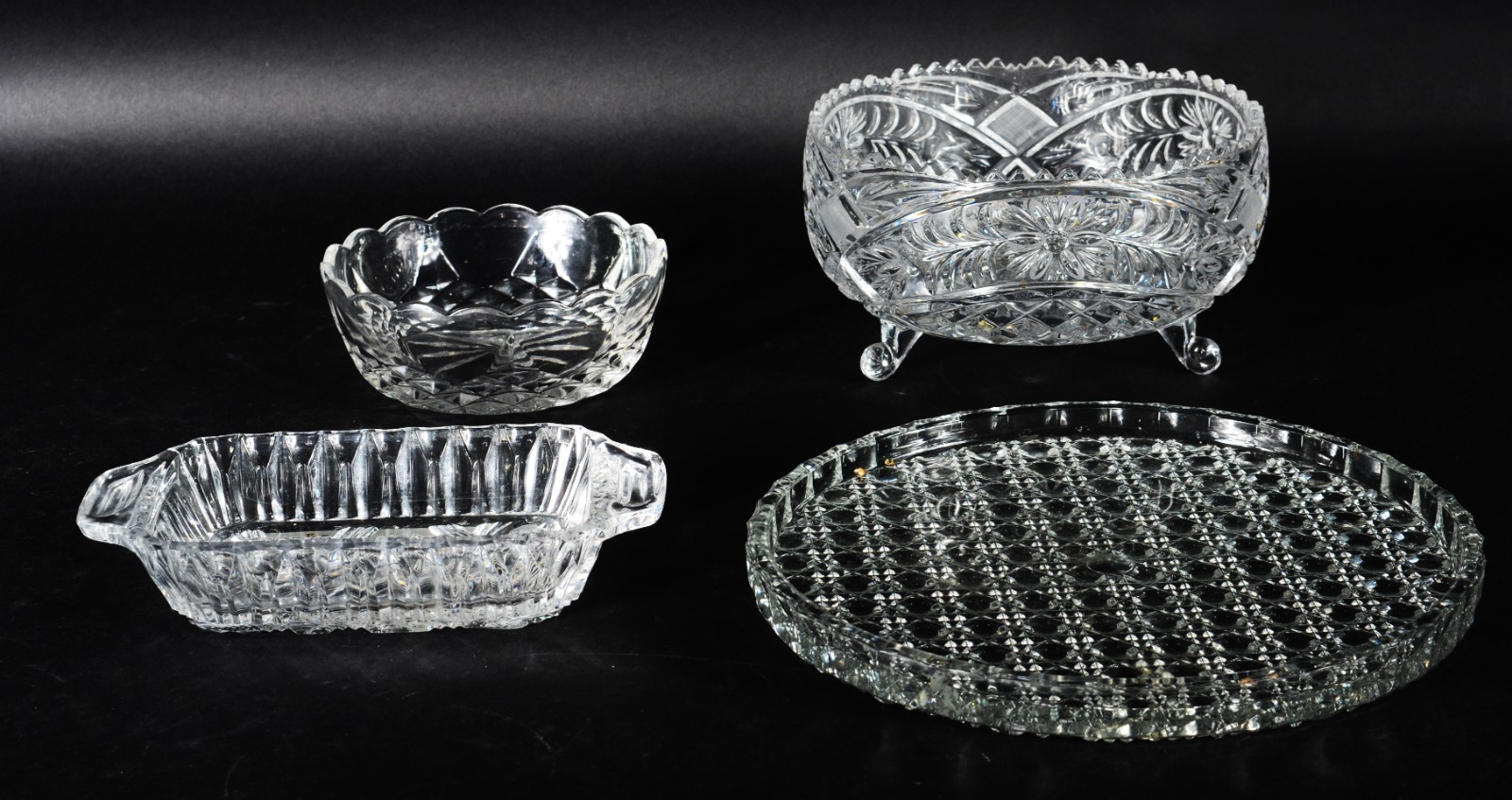 Quatro peças diversas de vidro/cristal, sendo: fruteira, prato, bowl... - foto 1 de 7