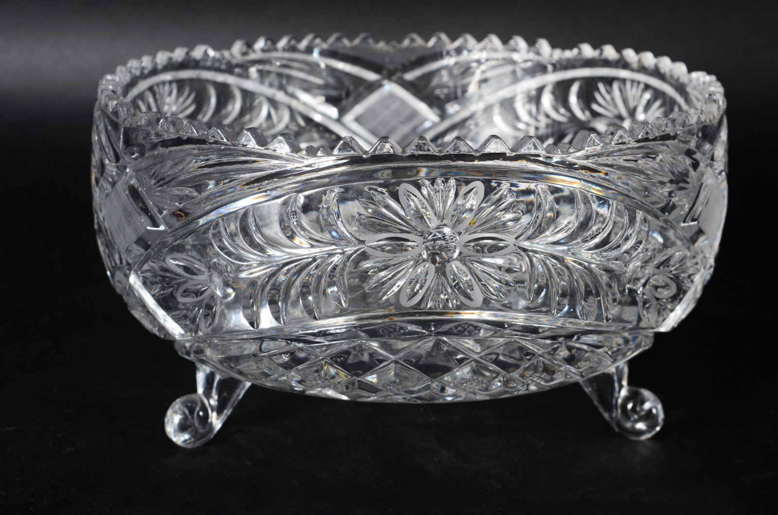 Quatro peças diversas de vidro/cristal, sendo: fruteira, prato, bowl... - foto 2 de 7