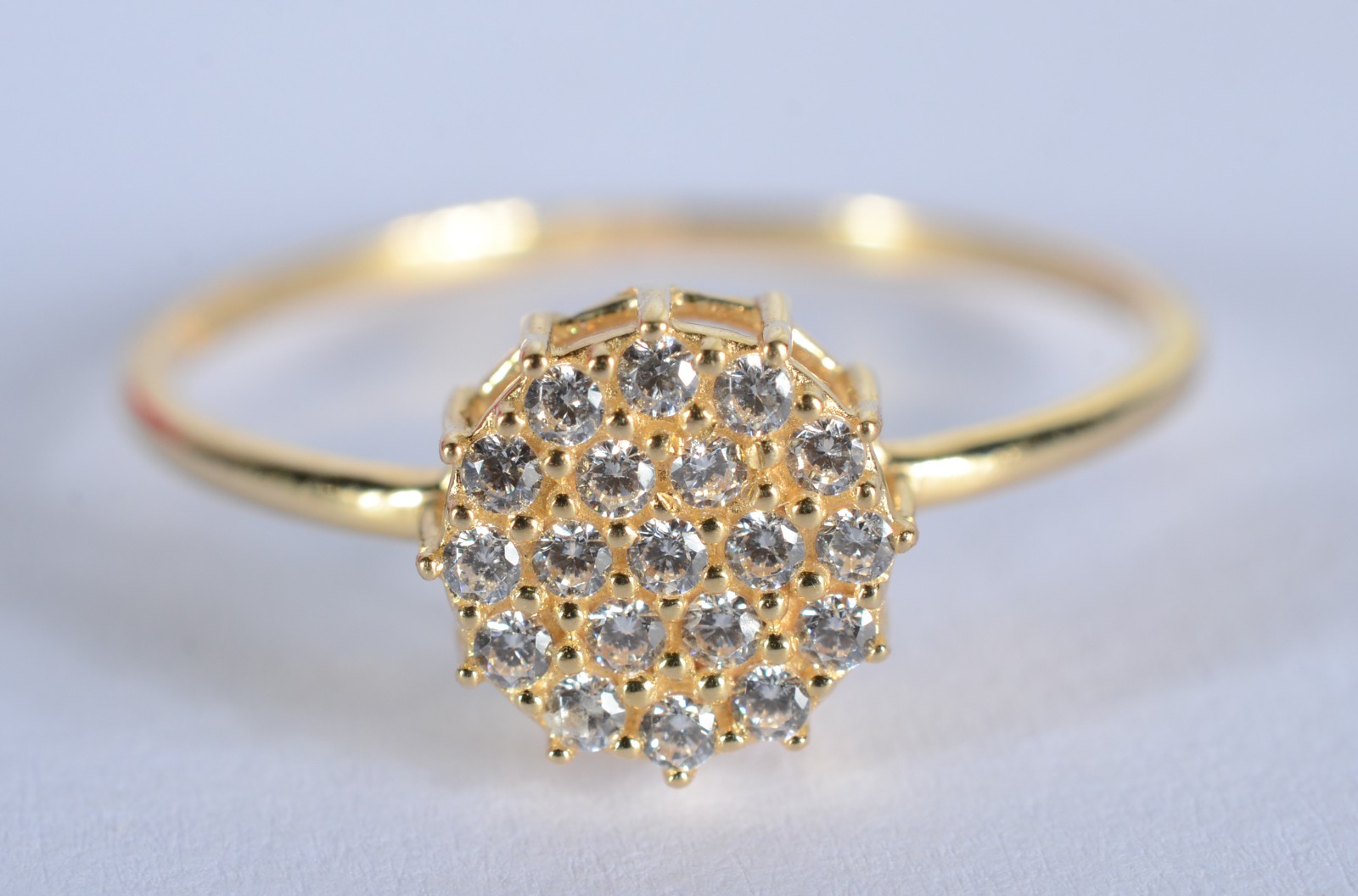 Anel de ouro 18 k., contraste 750 mls com safiras brancas, aro 19... - foto 1 de 5