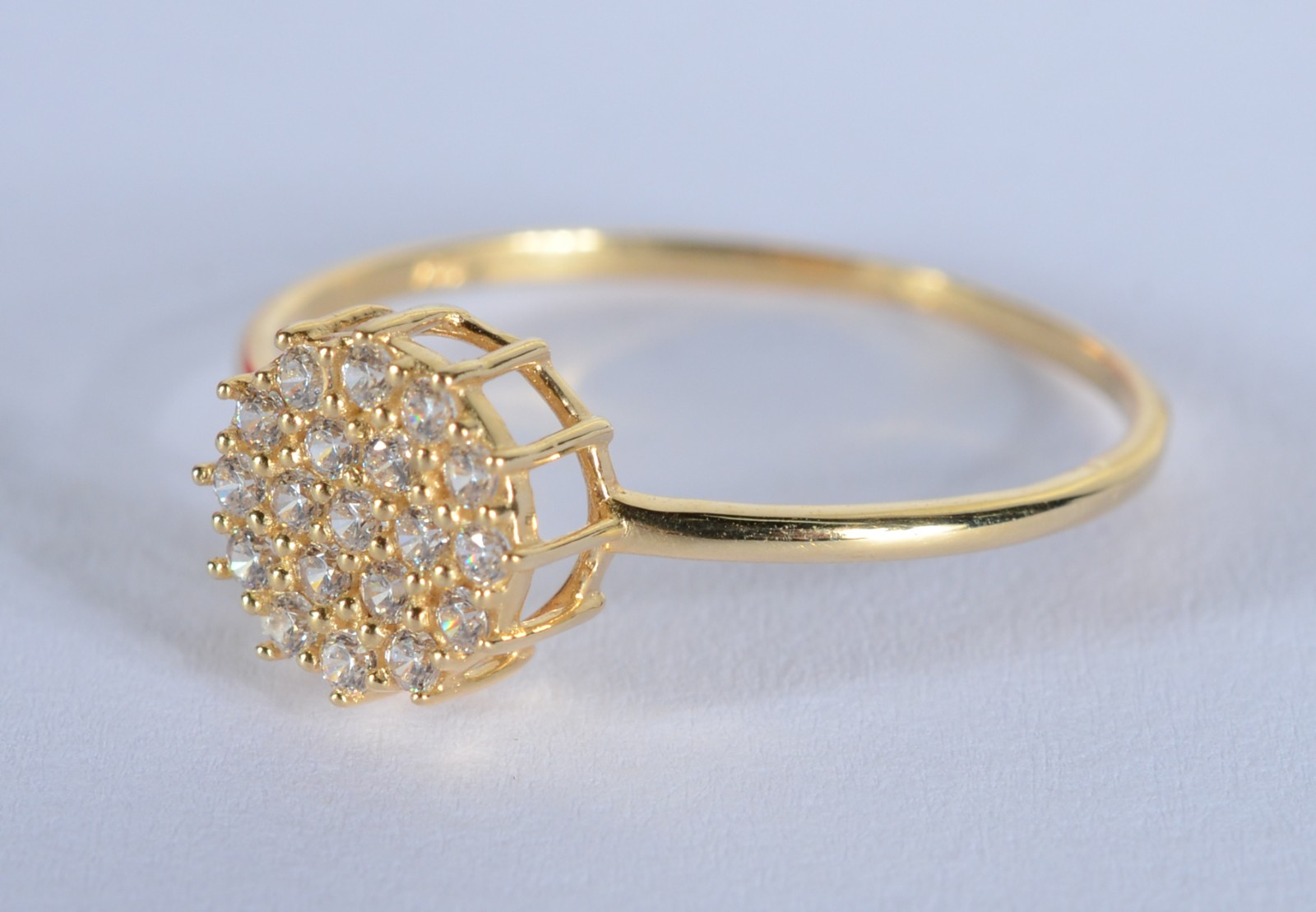 Anel de ouro 18 k., contraste 750 mls com safiras brancas, aro 19... - foto 2 de 5