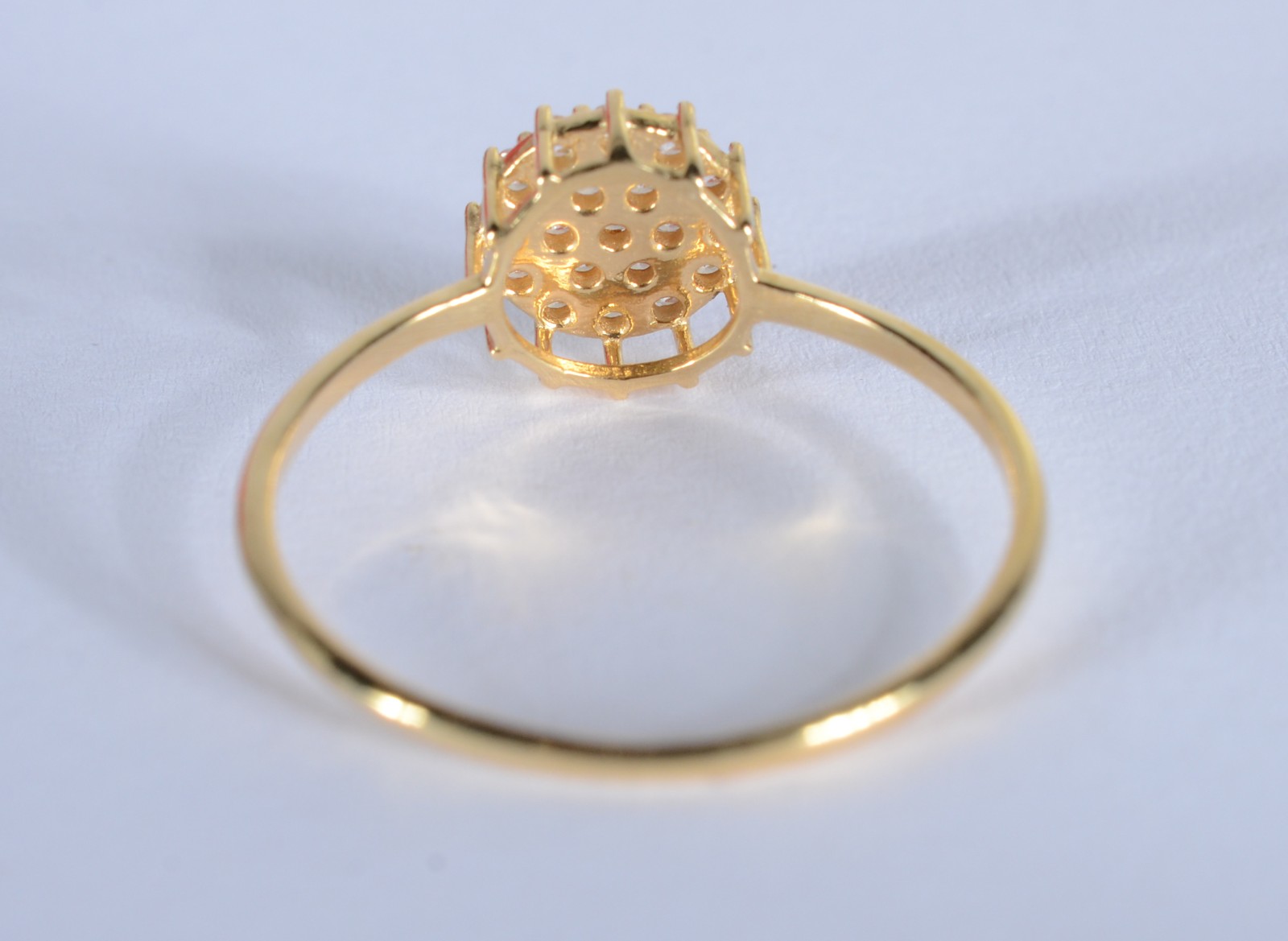 Anel de ouro 18 k., contraste 750 mls com safiras brancas, aro 19... - foto 3 de 5