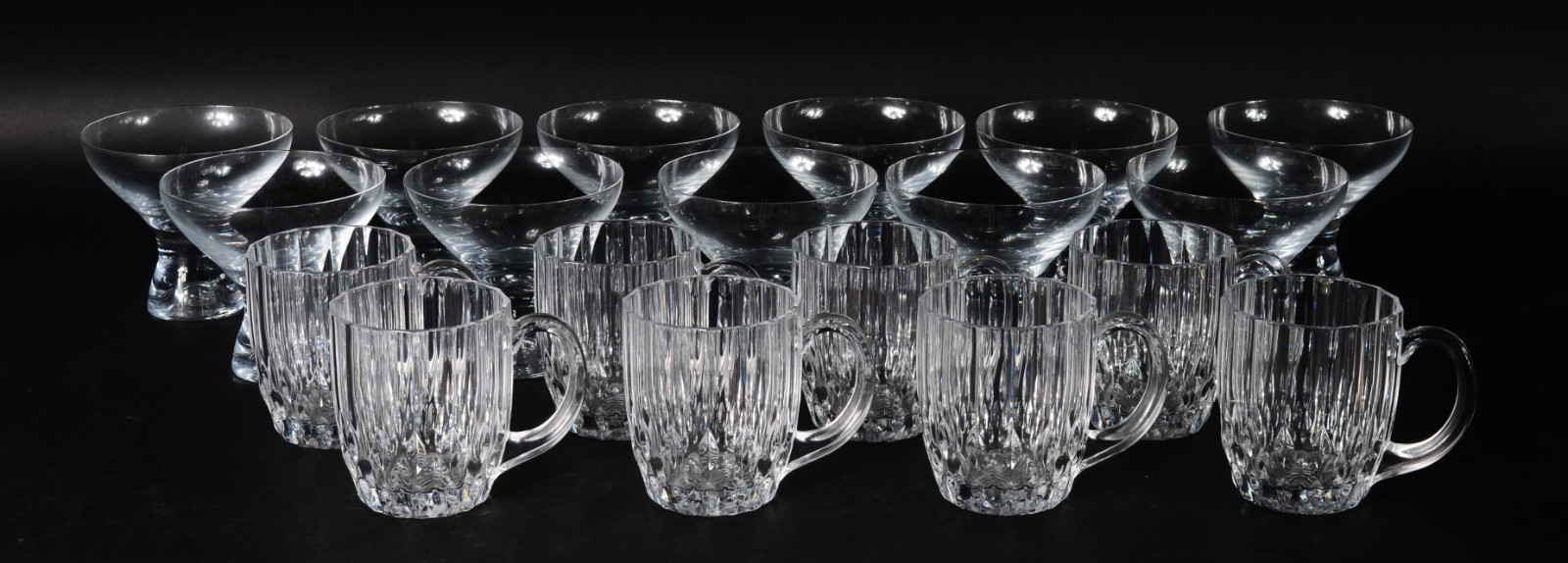 Diversas peças de vidro/cristal composto de: 8 canecas para chopp e... - foto 1 de 3