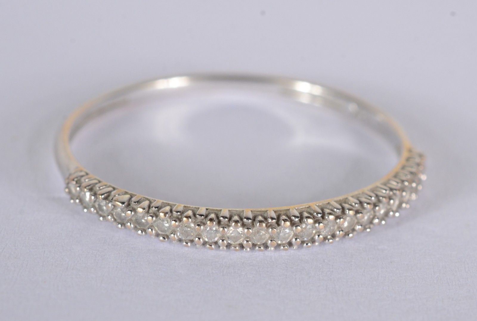 Anel de ouro 18 k., com mini brilhantes, aro 17. (Por motivos de... - foto 1 de 3