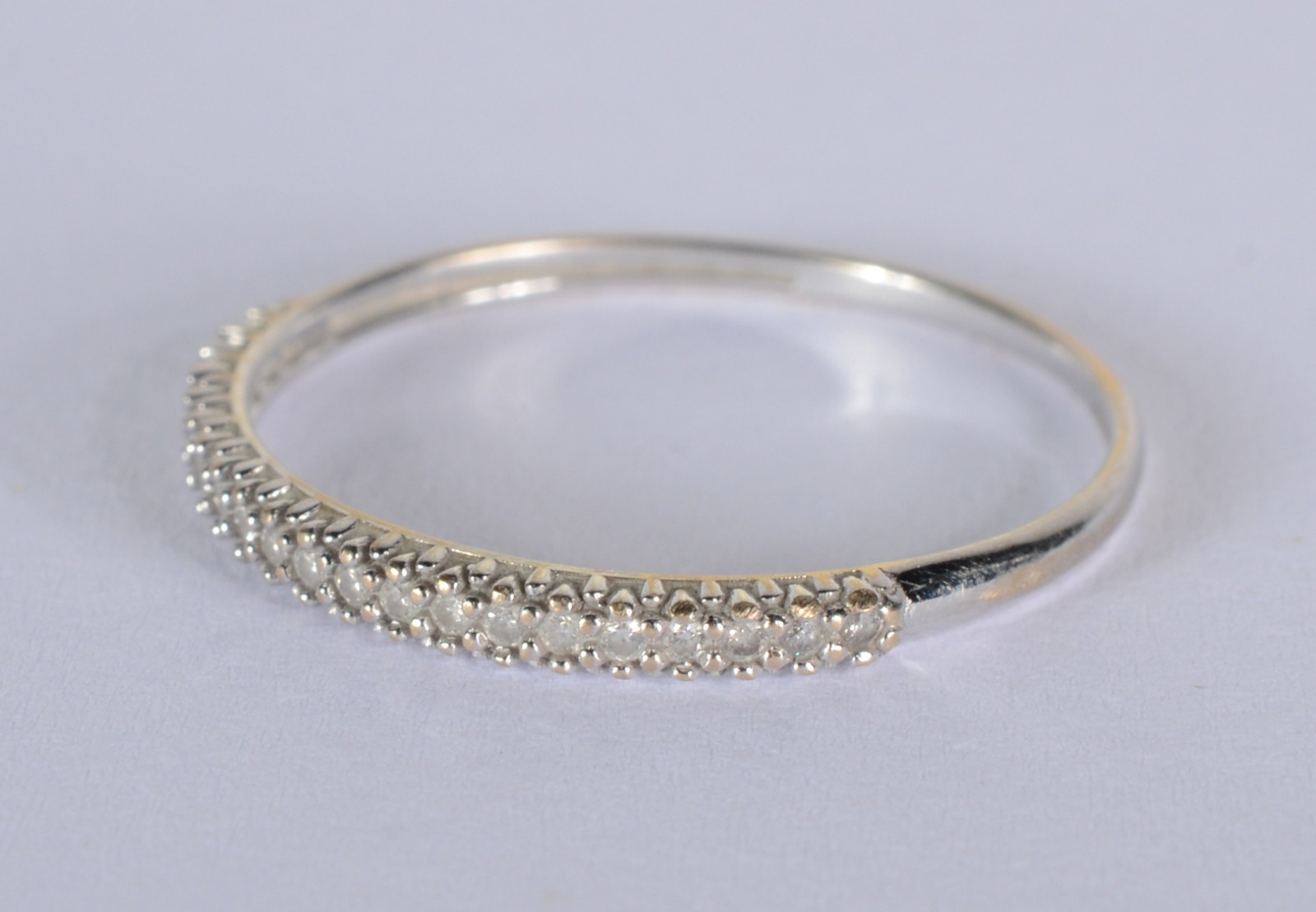 Anel de ouro 18 k., com mini brilhantes, aro 17. (Por motivos de... - foto 2 de 3