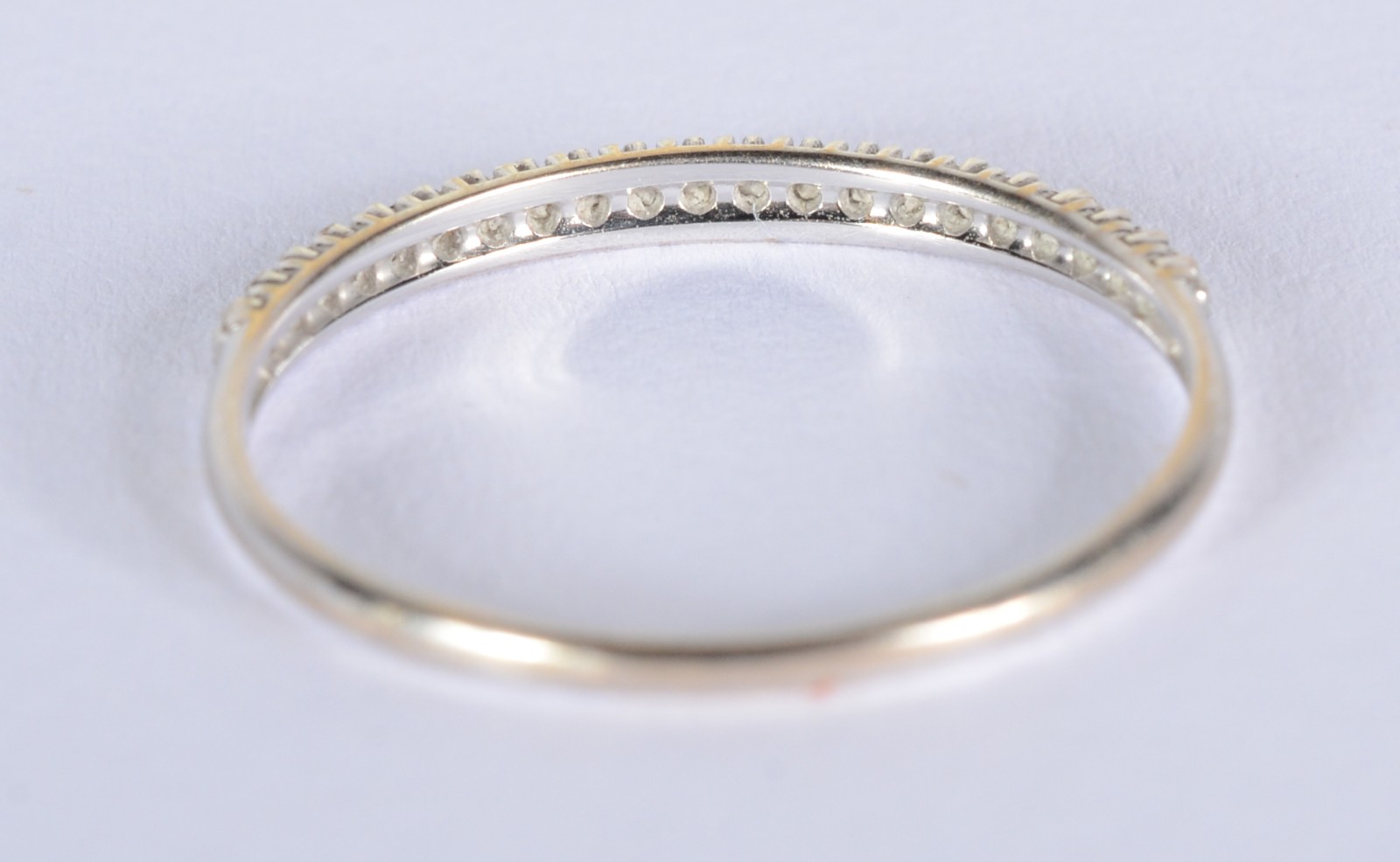 Anel de ouro 18 k., com mini brilhantes, aro 17. (Por motivos de... - foto 3 de 3