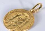 Pendente de ouro 18 k., com rosto de Cristo, co... - Pendente de ouro 18 k., com rosto de Cristo, contraste 750 mls. (Por motivos de segurança a peça não se encontra na loja).