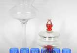 Diversas peças de vidro, sendo: 6 copinhos para... - Diversas peças de vidro, sendo: 6 copinhos para licor de cristal, compoteira de vidro decorativo com pega na forma de flor e bomboniere feitio t...
