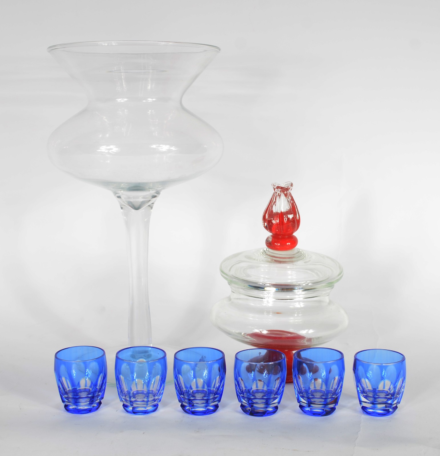 Diversas peças de vidro, sendo: 6 copinhos para licor de cristal... - foto 1 de 5