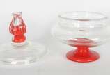 Diversas peças de vidro, sendo: 6 copinhos para... - Diversas peças de vidro, sendo: 6 copinhos para licor de cristal, compoteira de vidro decorativo com pega na forma de flor e bomboniere feitio t...