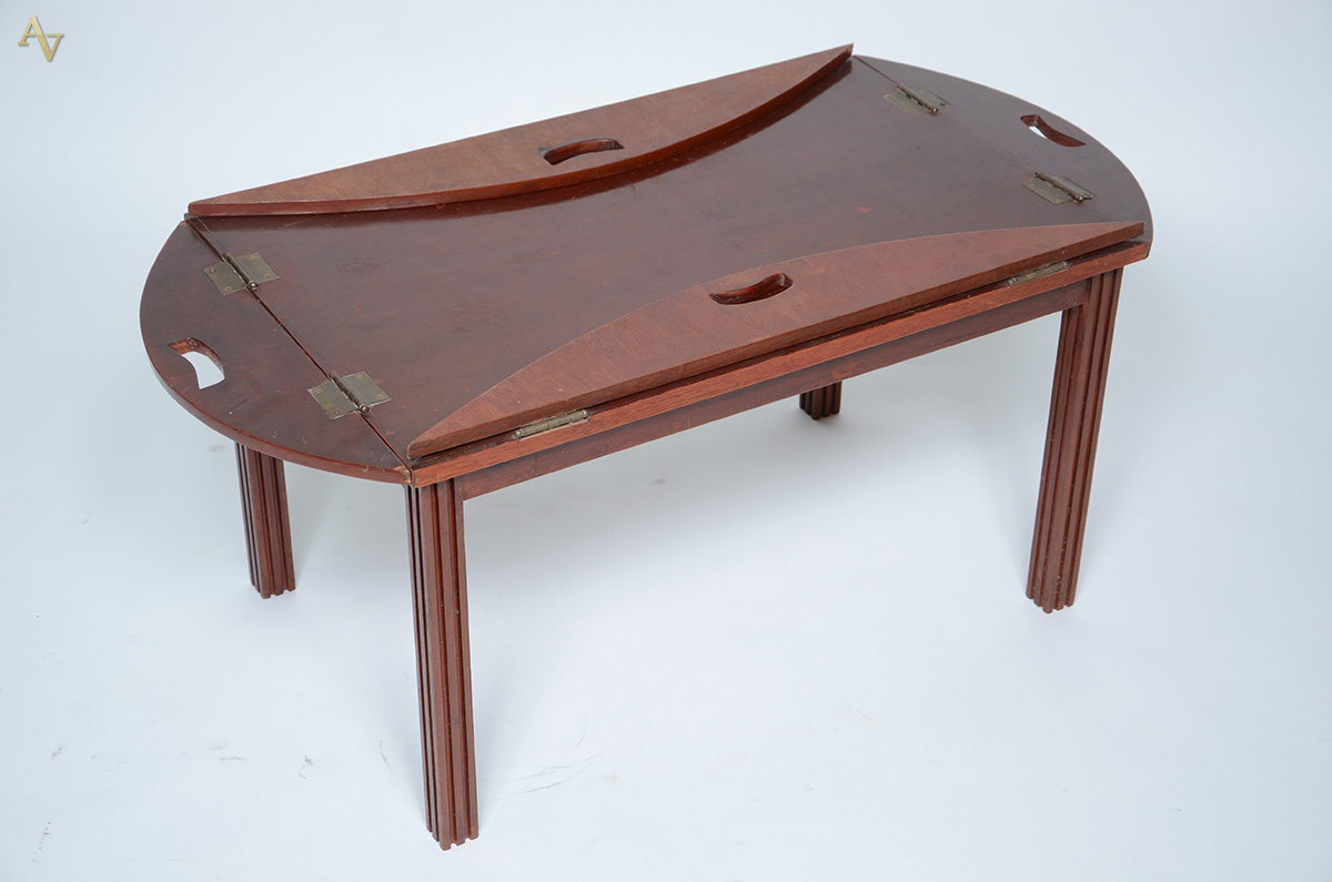 Mesa/bar de madeira, base com pernas retas e tampo na forma de... - foto 1 de 2