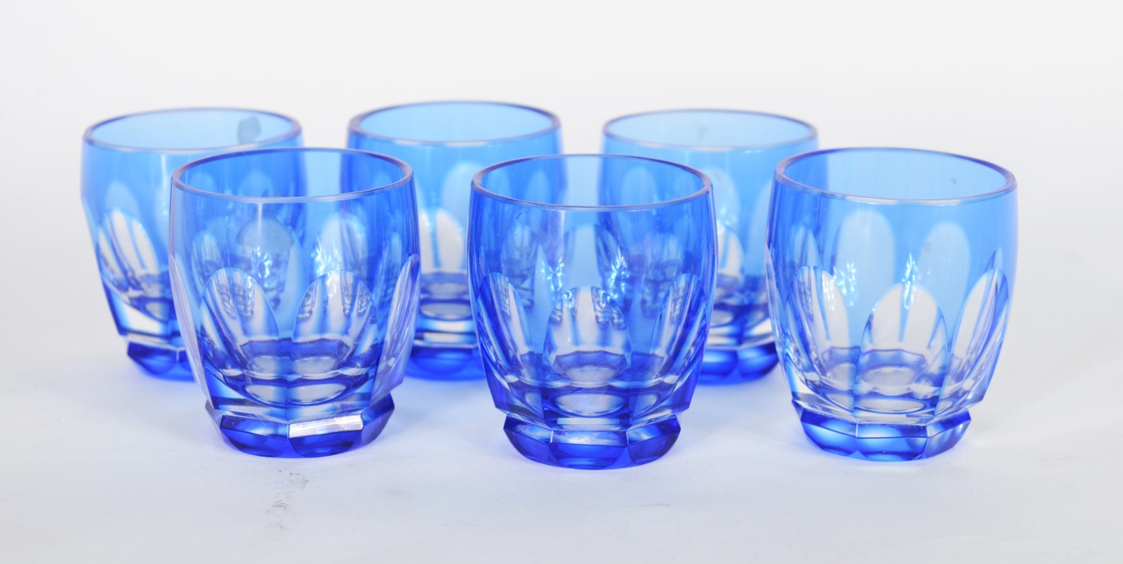 Diversas peças de vidro, sendo: 6 copinhos para licor de cristal... - foto 4 de 5
