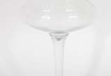 Diversas peças de vidro, sendo: 6 copinhos para... - Diversas peças de vidro, sendo: 6 copinhos para licor de cristal, compoteira de vidro decorativo com pega na forma de flor e bomboniere feitio t...