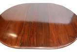Mesa de jantar de madeira nobre, tampo oval com... - Mesa de jantar de madeira nobre, tampo oval com um tabua extensora (0,50 cm. x 1,40 m.), base com quatro colunas cilíndricas unidas por traves e...