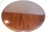 Mesa de jantar de madeira nobre, tampo oval com... - Mesa de jantar de madeira nobre, tampo oval com um tabua extensora (0,50 cm. x 1,40 m.), base com quatro colunas cilíndricas unidas por traves e...
