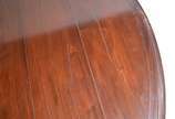 Mesa de jantar de madeira nobre, tampo oval com... - Mesa de jantar de madeira nobre, tampo oval com um tabua extensora (0,50 cm. x 1,40 m.), base com quatro colunas cilíndricas unidas por traves e...