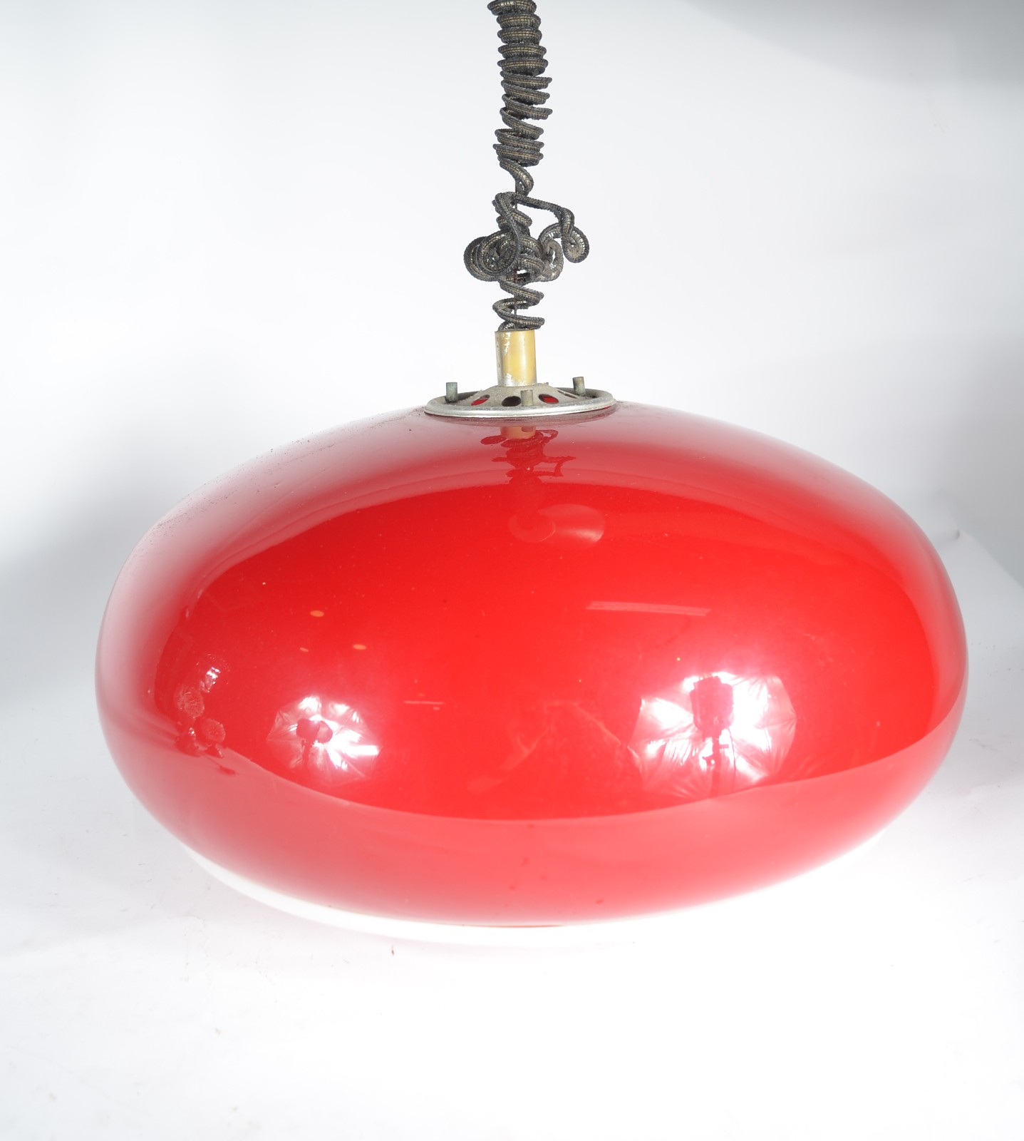 Lustre de acrílico vermelho e branco, anos 70. - foto 1 de 3