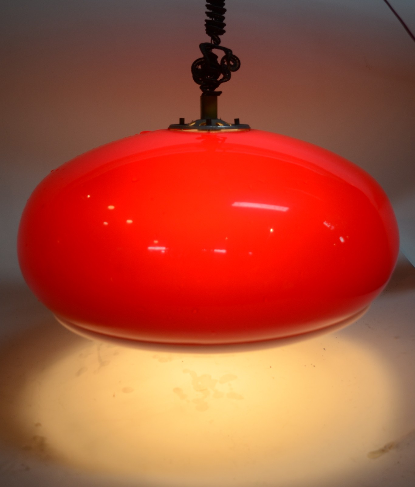 Lustre de acrílico vermelho e branco, anos 70. - foto 2 de 3